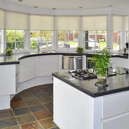 Three-bedroom Holiday In * Hals