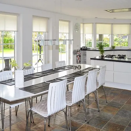 Three-bedroom Holiday In * Hals