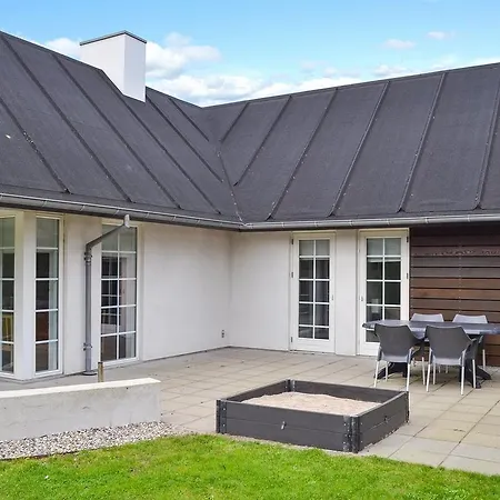 Three-bedroom Holiday In * Hals